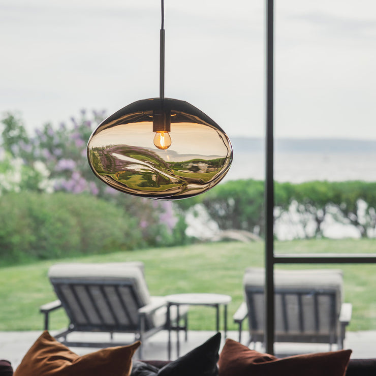 Crystal Stone-lampens form gir assosiasjoner til iskrystaller, eroderte klipper og myke steinformasjoner. Lampen er like fin å bruke alene som flere sammen og passer på grunn av form og uttrykk særlig godt inn i hjem og hytter med en nordisk stil!