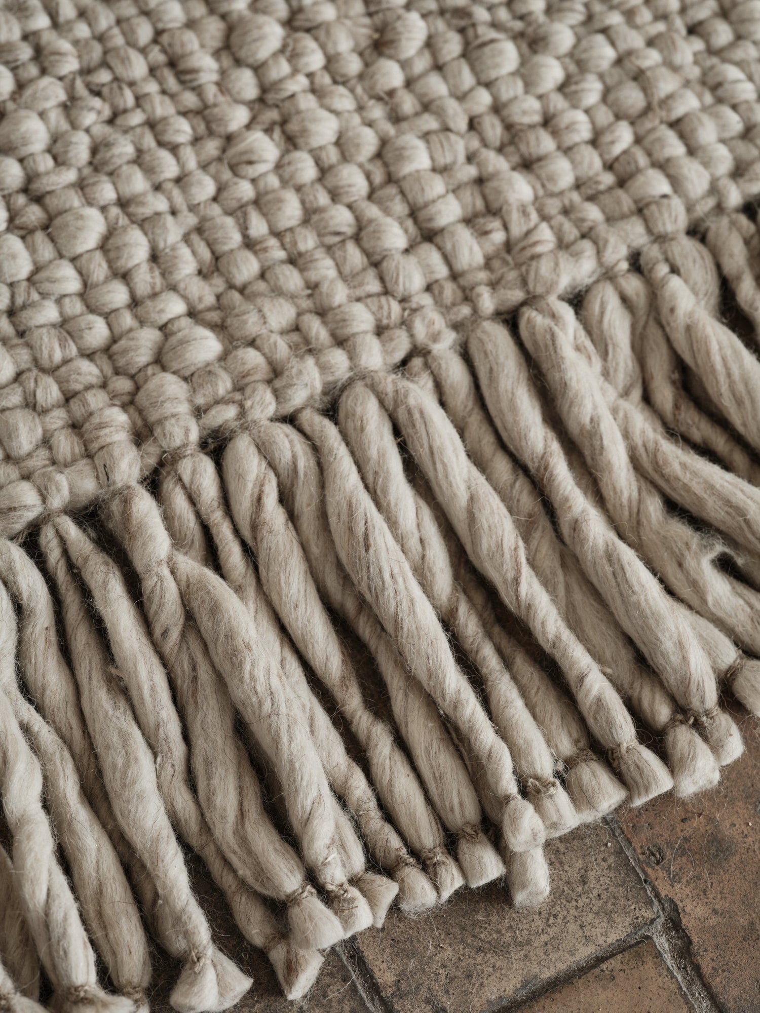 Teppet er håndvevd og laget i naturlig, ubleket New Zealand-ull og bomull og kommer i to størrelser: 200x260 cm og 240x320 cm.