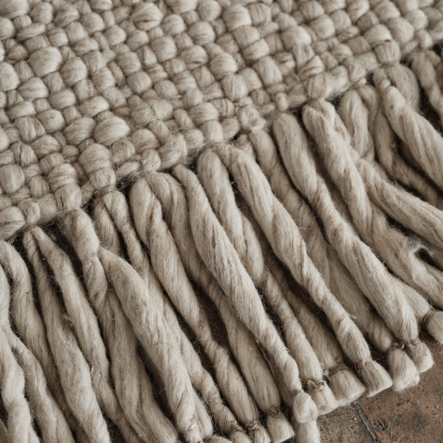 Teppet er håndvevd og laget i naturlig, ubleket New Zealand-ull og bomull og kommer i to størrelser: 200x260 cm og 240x320 cm.