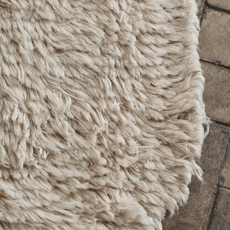 Teppet er håndvevd og laget i naturlig, ubleket New Zealand-ull og bomull og kommer i to størrelser: 220x260 cm og 290x350 cm.