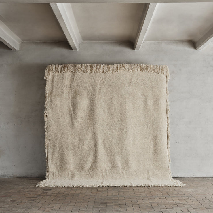 Teppet no.10 fra Cappelen Dimyr. Teppet er håndvevd og laget i naturlig, ubleket New Zealand-ull og bomull og kommer i to størrelser: 230x280 cm og 290x350 cm.