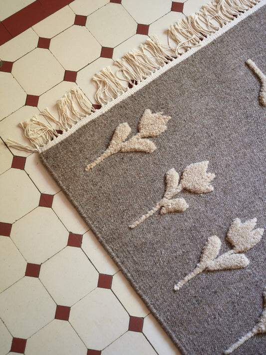 Smale frynser dekorerer kantene og gir teppet det lille ekstra. Størrelsen på teppet er 230x280 cm.