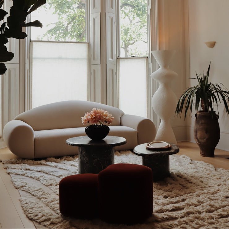 Teppet no.02 fra Cappelen Dimyr i en stue kombinert med avrundede møbler i lyse og kontrastfargede toner