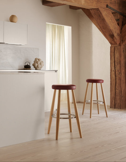 Barkrakken kan bestilles i mange ulike sammensetninger av skinn og treverk – deiblant lakkert og oljet eik og lakkert og oljet valnøtt. Finner du ikke den kombinasjonen du ønsker her kan du sende oss en mail til hello@oslodeco.no så hjelper vi deg!