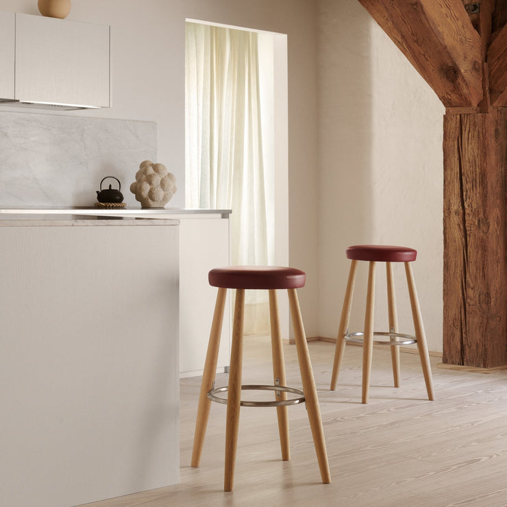 Barkrakken kan bestilles i mange ulike sammensetninger av skinn og treverk – deiblant lakkert og oljet eik og lakkert og oljet valnøtt. Finner du ikke den kombinasjonen du ønsker her kan du sende oss en mail til hello@oslodeco.no så hjelper vi deg!