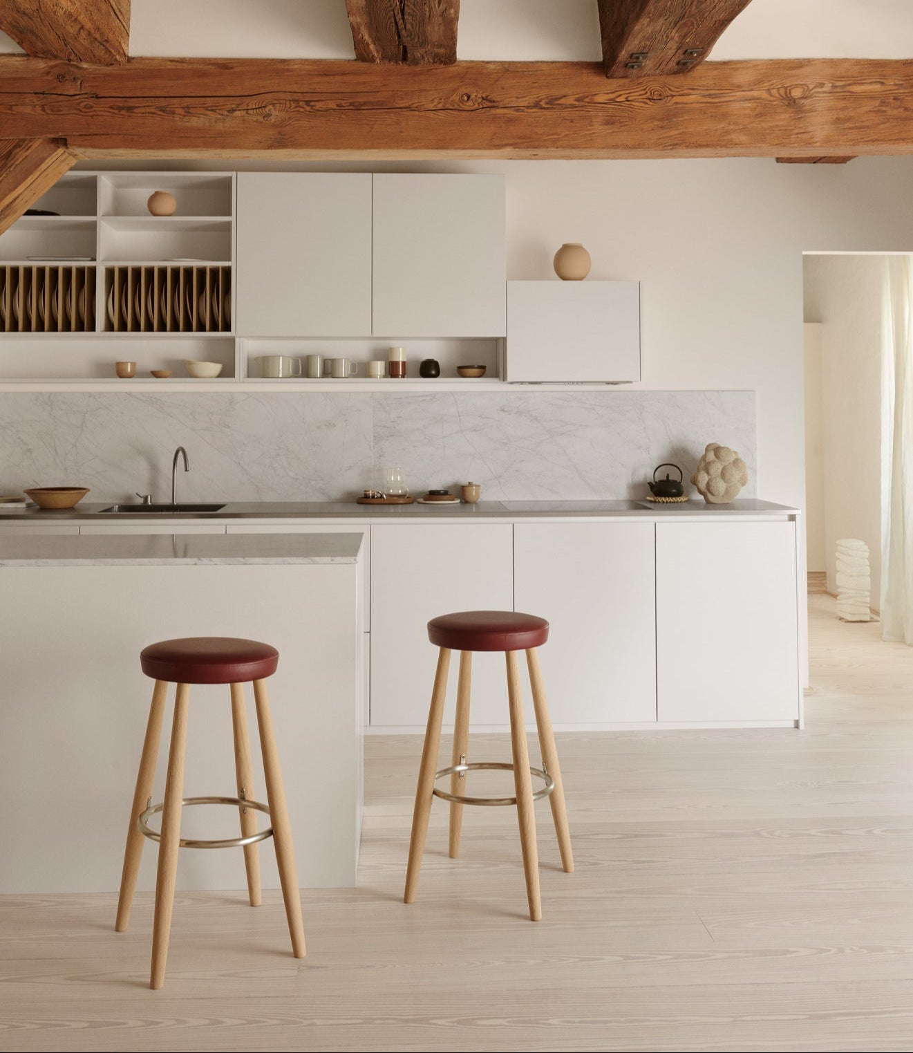 Hans J. Wegners barkrakk CH58 fra 1985 fra Carl Hansen &amp; Søn kombinerer rene naturmaterialer som heltre, skinn og rustfritt stål i en enkel elegant design. Det tidløse designet passer godt inn i både moderne og mer klassiske kjøkken og med høyde på 68 cm passer den perfekt til de fleste norske kjøkken.
