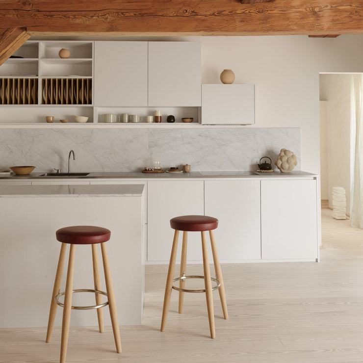Hans J. Wegners barkrakk CH58 fra 1985 fra Carl Hansen &amp; Søn kombinerer rene naturmaterialer som heltre, skinn og rustfritt stål i en enkel elegant design. Det tidløse designet passer godt inn i både moderne og mer klassiske kjøkken og med høyde på 68 cm passer den perfekt til de fleste norske kjøkken.