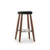 Barkrakk CH58 fra Carl Hansen & Søn i valnøtt og skinn (oljet valnøtt med svart skinn Thor i fargen 301)