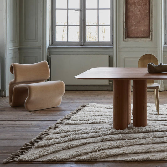 Teppet no.02 fra Cappelen Dimyr er et dekorativt organisk mønstret gulvteppe som passer like fint inn i stuen, som i spisestuen eller på soverommet. Teppet er håndvevd og laget i naturlig, ubleket New Zealand-ull og bomull og kommer i to størrelser: 220x280 cm og 280x360 cm.