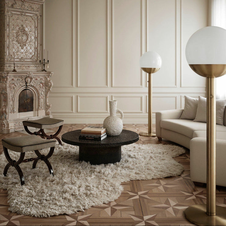 Teppet no.09 fra Cappelen Dimyr er et mykt og deilig teppe i ren off-white og kremfarget ull med en karakterisk form. Et spennende tilskudd i en stue, en gang eller på et soverom! Den rufsete luven (også kjent som Shaggy) og den organiske og uregelmessige formen gjør dette til et "statement-teppe" som vil tilføre rommet noe helt eget.