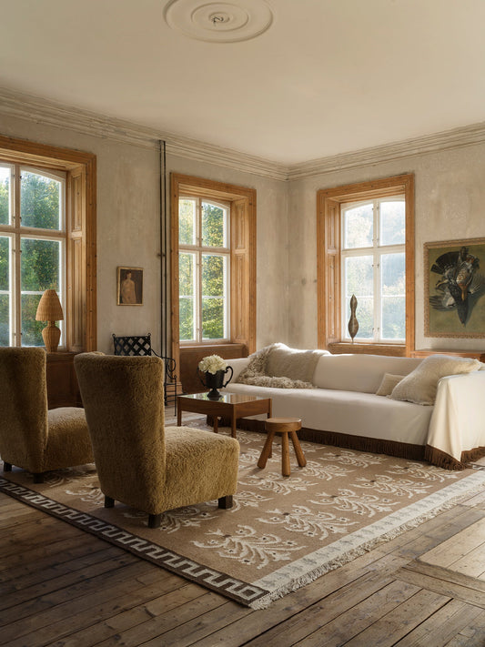 Det vakre teppet no.24 fra Cappelen Dimyr er et stort mønstret, flatvevd teppe i naturlig ull og bomull i en myk, sandbrun nyanse med lysere elementer i mønsteret.