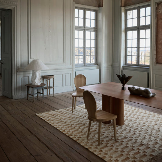 Teppet no.23 fra Cappelen Dimyr kommer i to størrelser: 230x280 cm og 290x350 cm.