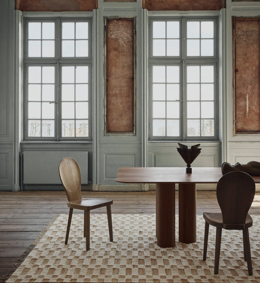 Teppet no.23 fra Cappelen Dimyr er håndvevd og flettet i et rutemønster som kombinerer naturlig jute med felter av hvit naturlig ull. Blandingen av juten og måten ullen er spunnet og vevd på gir teppet et unikt, strukturert og litt "rustikt" utseende, som vi liker veldig godt. 