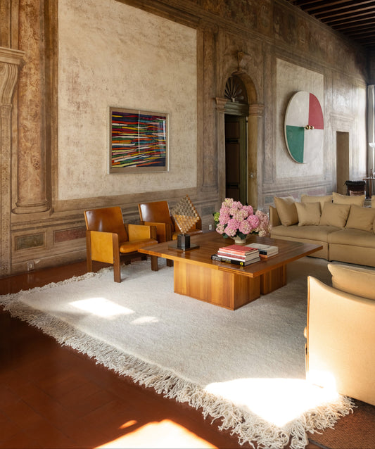 Teppet no.10 fra Cappelen Dimyr er et lyst elegant klassisk formet teppe som innehar noen ekstra fine detaljer. Teppet er laget i luksuriøs tykk off-whitefarget ull med kort lugg og krøllete frynser rammer inn hele teppet. Vi elsker det litt overdrevne uttrykket!