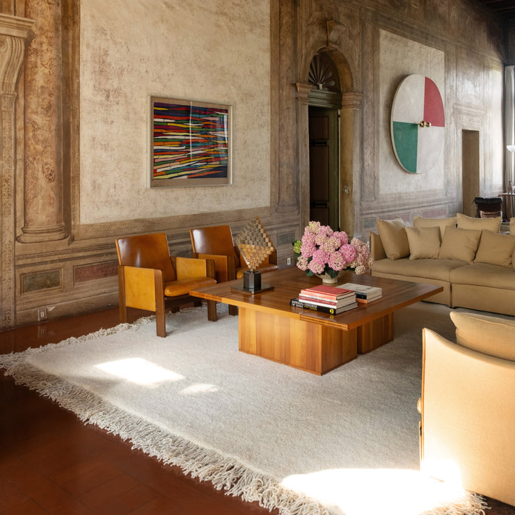 Teppet no.10 fra Cappelen Dimyr er et lyst elegant klassisk formet teppe som innehar noen ekstra fine detaljer. Teppet er laget i luksuriøs tykk off-whitefarget ull med kort lugg og krøllete frynser rammer inn hele teppet. Vi elsker det litt overdrevne uttrykket!