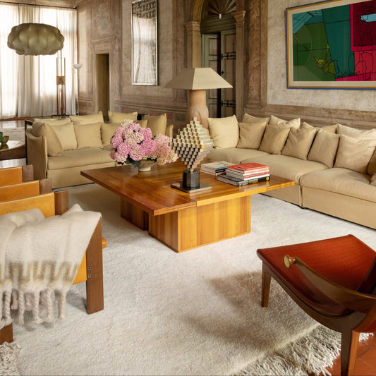 Om dette får plass i stuen eller på soverommet vil det skape en deilig myk stemning. Teppet er spesielt nydelig i kombinasjon med andre naturmaterialer og detaljer i treverk, stein og keramikk.