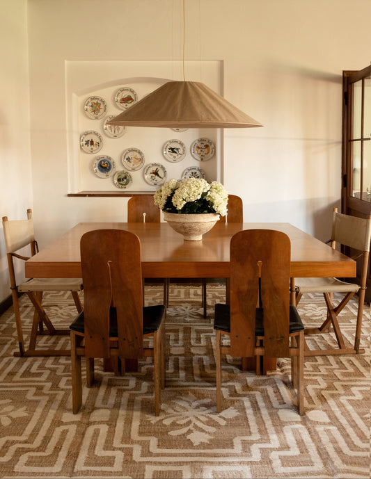 Teppet no.22 fra Cappelen Dimyr er et lett, flatvevd mønstret teppe laget av naturlig jute og ull. Teppet har en bunn av naturlig jute og er utsmykket med et grafisk blomstermotiv i hvit naturlig ull, som kombinerer harde og myke elementer gjennom kontrasterende mønstre. Et vakkert blikkfang av et teppe som kler både stuer og soverom – og som gjør seg ekstra fint i interiører preget av vintage og arvemøbler! 