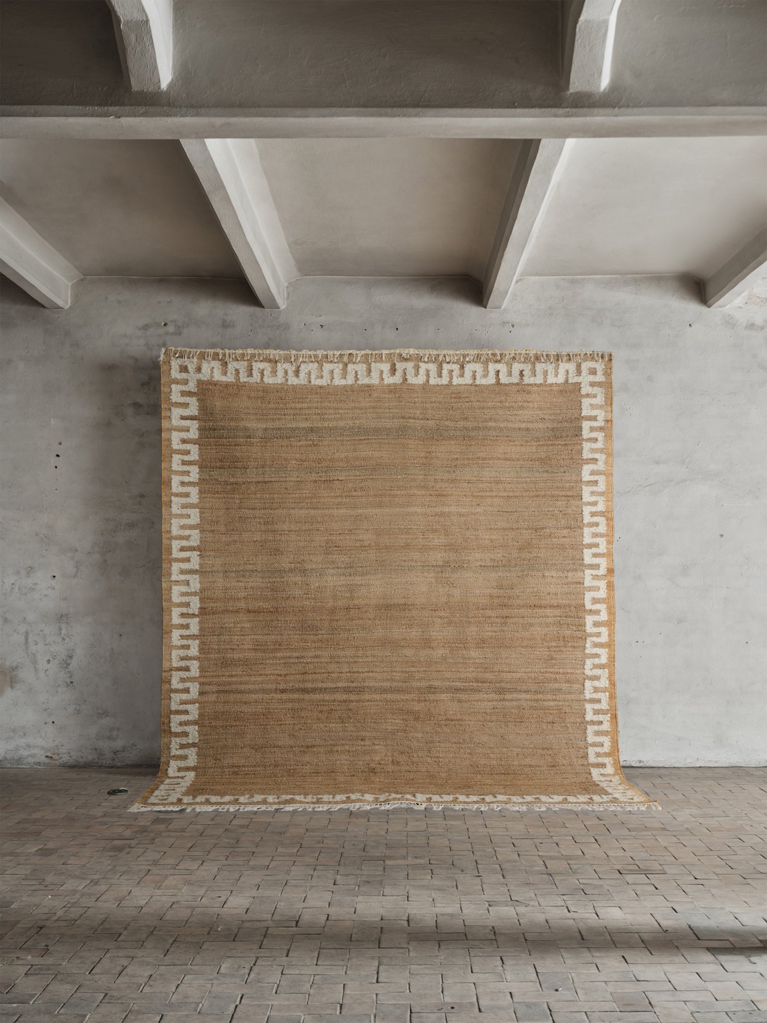 Teppet no.26 fra Cappelen Dimyr er et håndvevd juteteppe med en deilig tekstur og raffinerte detaljer. Teppet er laget av 100 % naturlig jute og er dekorert med et elegant grafisk mønster i lys ull. Uregelmessighetene i vevingen og frynsene i ull skaper et ekstra fint håndverksmessig uttrykk.