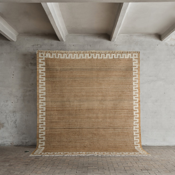 Teppet no.26 fra Cappelen Dimyr er et håndvevd juteteppe med en deilig tekstur og raffinerte detaljer. Teppet er laget av 100 % naturlig jute og er dekorert med et elegant grafisk mønster i lys ull. Uregelmessighetene i vevingen og frynsene i ull skaper et ekstra fint håndverksmessig uttrykk.