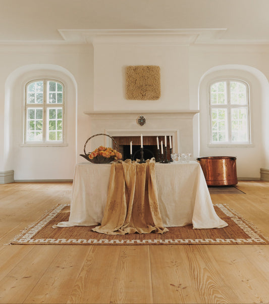 Teppet no.26 fra Cappelen Dimyr er et slitesterkt, men likevel sofistikert teppe som kan kle både moderne og klassiske interiører. Superfint å bruke som en rolig, men likevel litt spennende base i en stue, en spisestue eller på et soverom. Teppet kommer i to størrelser: 230x280 cm og 290x350 cm.