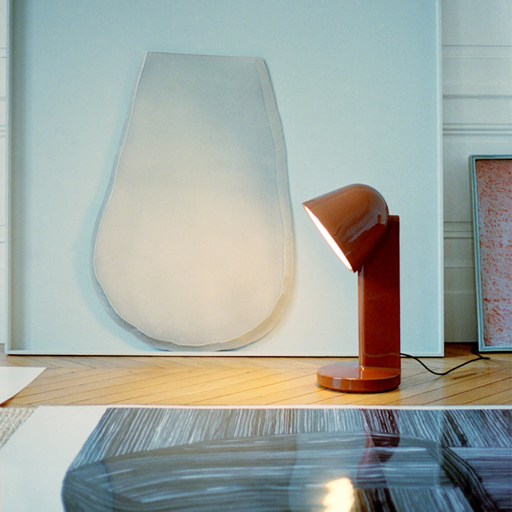 Designeren Ronan Bouroullec ønsket at bordlampen Céramique skulle lages i ett stykke keramikk, som en hyllest til håndverket, og har derfor designet en trio av bordlamper, der du velger lysretning etter behov.  Her ser du bordlampen Céramique Down i fargen Rust Red, som er perfekt for deg som ønsker en praktisk (og kul!) lese- og bordlampe.