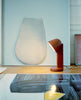 Designeren Ronan Bouroullec ønsket at bordlampen Céramique skulle lages i ett stykke keramikk, som en hyllest til håndverket, og har derfor designet en trio av bordlamper, der du velger lysretning etter behov.  Her ser du bordlampen Céramique Down i fargen Rust Red, som er perfekt for deg som ønsker en praktisk (og kul!) lese- og bordlampe.