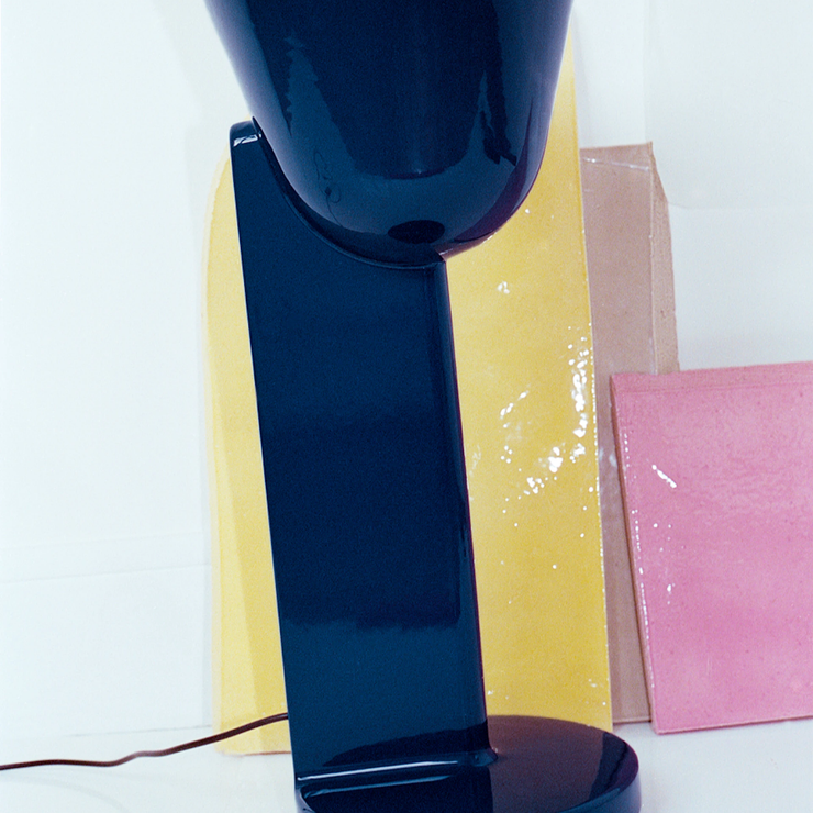 Bordlampen Céramique Up i fargen Blu Navy.