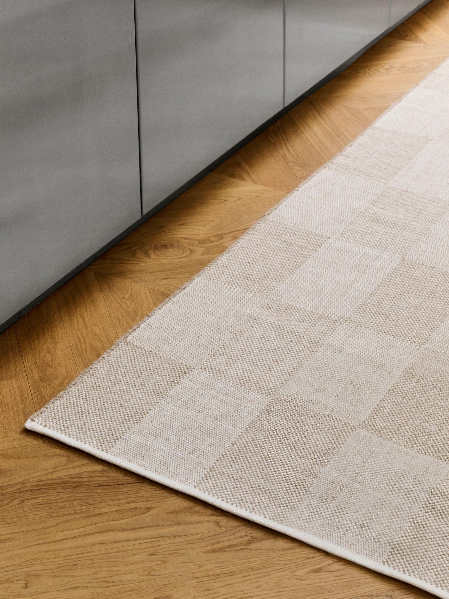 Teppet Check Rug fra Hay: 140 x 200 cm i fargen Sand