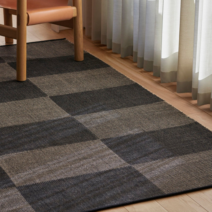 I det mørkeste av teppene i Check Rug-serien fra Hay kommer rutene tydeligere frem. Superfint!