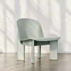 Vi liker godt den kjølige, eukalyptusfargede varianten av lenestolen Chisel Lounge Chair fra Hay.