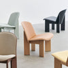 Chisel Lounge Chair fra Hay med base i eik og polstret sete i konjakkfarget skinn.