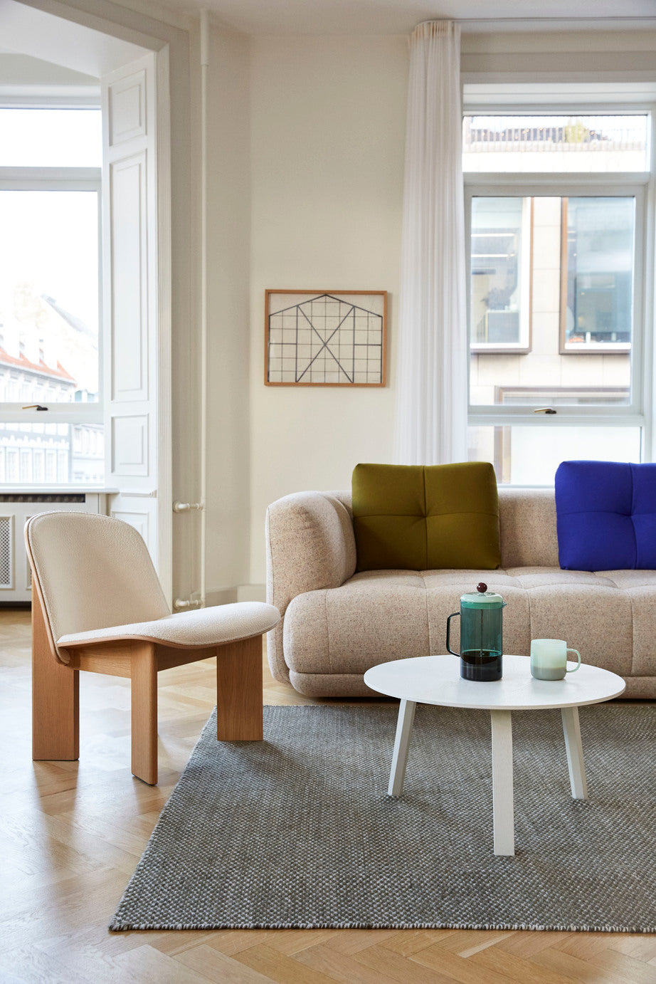 Designerne bak Quilton fra Hay, Doshi Levien, har designet en sofa som skal kunne favne hele livet - her kan du leke, jobbe, sosialisere, sove og slappe av. Uttrykket er moderne, looken er fast, men likevel innbydende – og størrelsen er raus. 