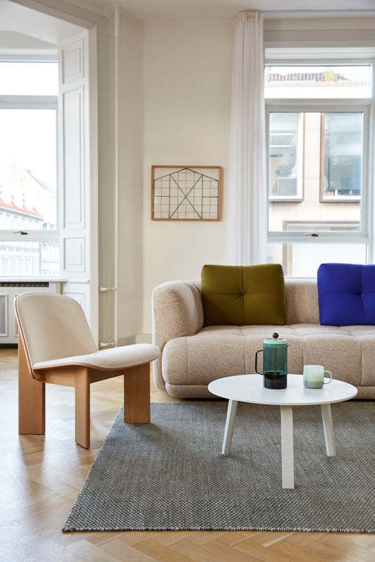 Designerne bak Quilton fra Hay, Doshi Levien, har designet en sofa som skal kunne favne hele livet - her kan du leke, jobbe, sosialisere, sove og slappe av. Uttrykket er moderne, looken er fast, men likevel innbydende – og størrelsen er raus. 