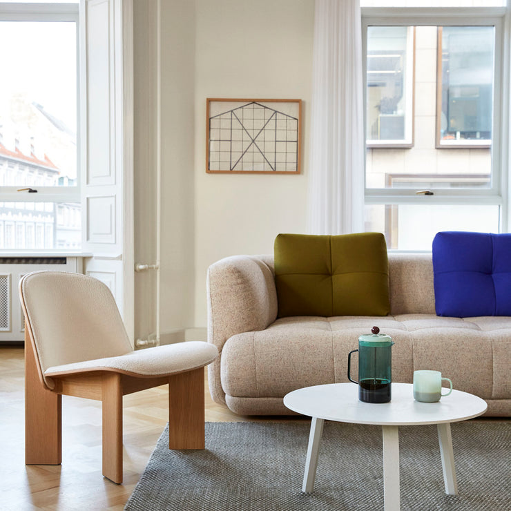 Designerne bak Quilton fra Hay, Doshi Levien, har designet en sofa som skal kunne favne hele livet - her kan du leke, jobbe, sosialisere, sove og slappe av. Uttrykket er moderne, looken er fast, men likevel innbydende – og størrelsen er raus. 