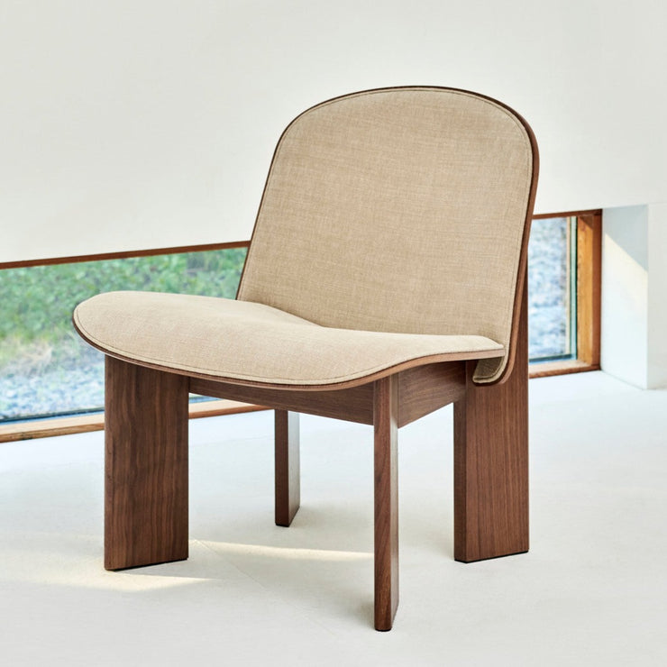 Chisel Lounge Chair fra Hay med base i valnøtt og polstret sete i tekstilet Linara 216.