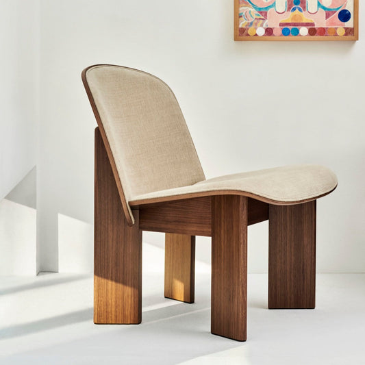 Designeren Andreas Bergsaker ville skape en moderne versjon av en solid lenestol i tre med en særegen silhuett – lagd for å vare i både form og uttrykk. Og det har han så absolutt klart! Chisel Lounge Chair fra Hay kommer i en rekke farger og varianter, både med og uten polstring. Her ser du lenestolen med base i valnøtt og polstret sete i tekstilet Linara 216.