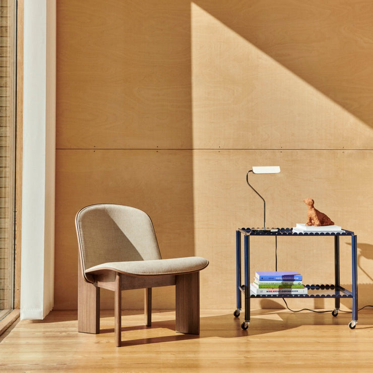 Lenestolen Chisel Lounge Chair fra Hay i valnøtt er superfin å mikse med andre tresorter. 