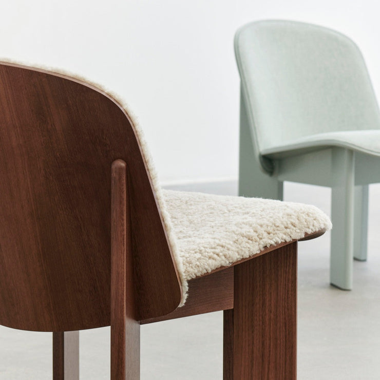 Chisel Lounge Chair fra Hay med base i valnøtt og polstret sete i saueskinn. Så fin kombo!