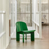 Grønt er også skjønt! Hva med å innrede med et fargerikt element i en ellers nøytral innredning som et ovveraskende element? Grønnfargen Lush Green er så fin mot lyse flater, treverk og grønne planter.