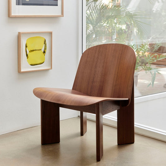 Lenestolen Chisel Lounge Chair fra Hay er en moderne, oppdatert versjon av den klassiske kryssfinérstolen. Den er kul, avslappet og akkurat passe stram i uttrykket – og innehar noen tidløse kvaliteter som gjør at det er en lenestol du kan leve godt og lenge med! 