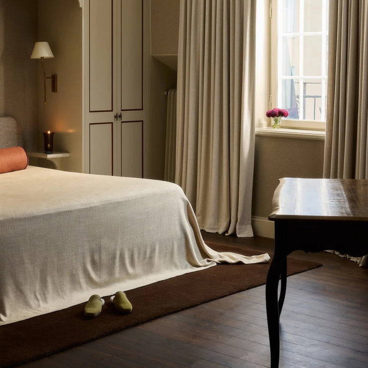 Sengeteppe i vevd lin fra Gotain i fargen sand / Sand