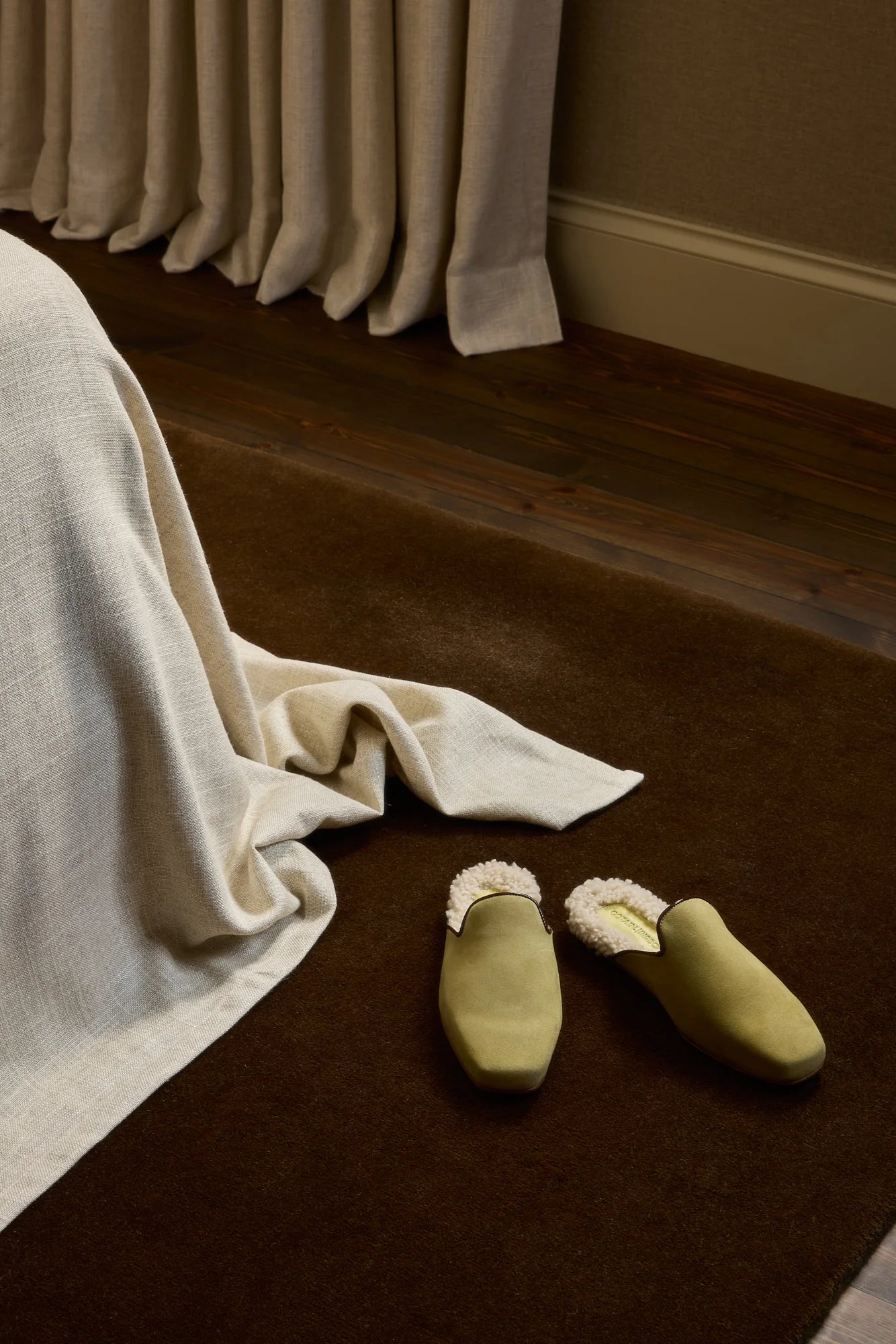 Sengeteppe i vevd lin fra Gotain i fargen sand / Sand