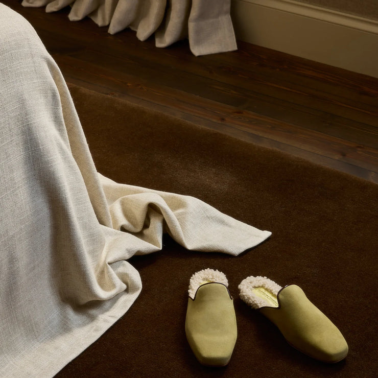 Sengeteppe i vevd lin fra Gotain i fargen sand / Sand