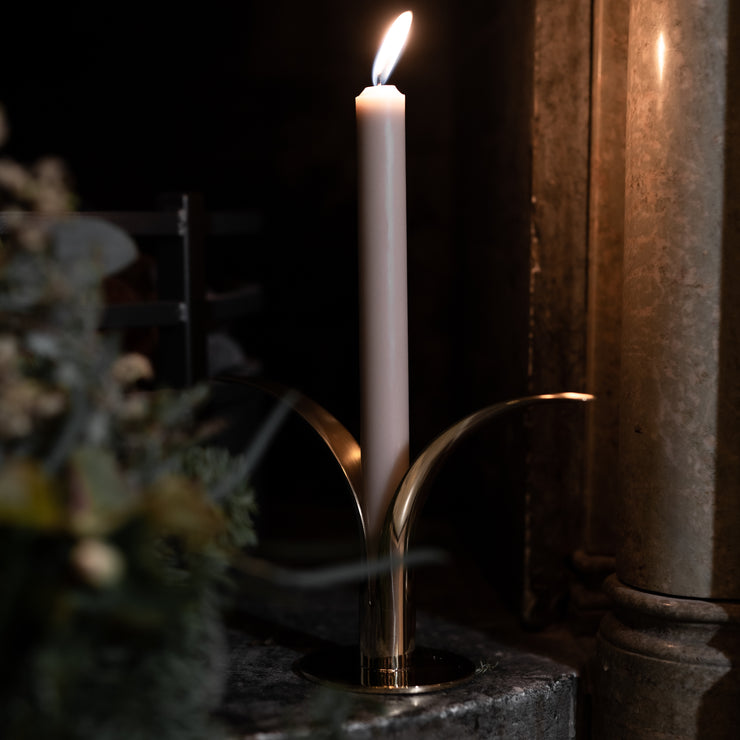 Den vakre lysestaken Lily fra Skultuna ble opprinnelig designet av skulptøren Ivar Ålenius Björk (1905 - 1978) til verdensutstillingen i New York i 1939! Lily – eller Liljan som den heter på svensk – ble først produsert hos Ystad Metall, inntil de la ned i 1969. Lily er en moderne klassiker og et designikon vi aldri går lei av.