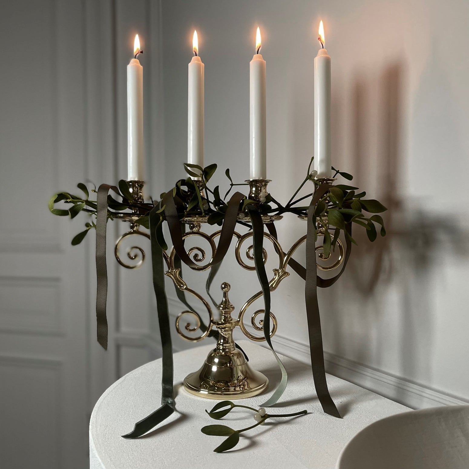 Lysestaken Mistel Candle Holder fra Skultuna blir et elegant smykke i rommet, enten du har den stående på spisebordet, på sofabordet – eller på en peishylle. Med plass til 4 lys er den også ypperlig egnet som adventsstake!