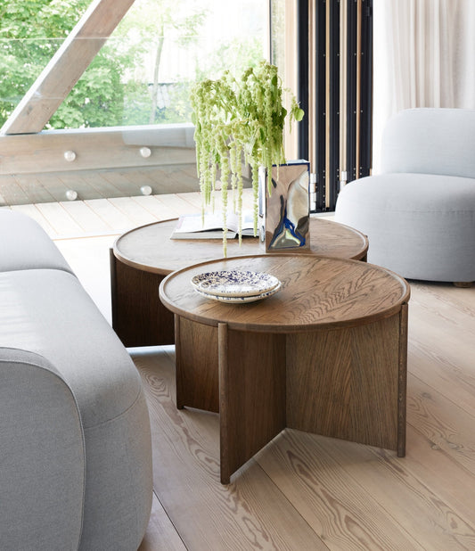 Møbelsnekker og designer Anton Björsing kombinerer klassisk håndverk og moderne linjer i sofabordserien Cling Coffee Table fra Northern.