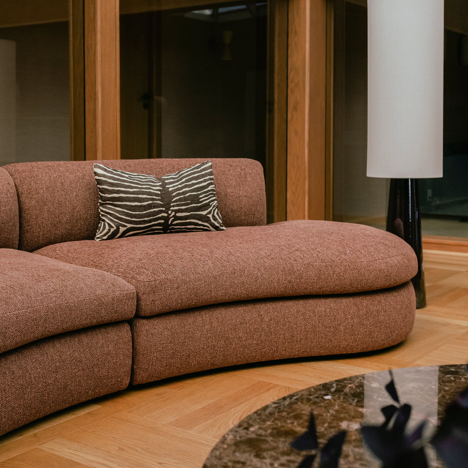 Buet sofa Coda fra New Works i rustfarget bouclétekstil fra OsloDeco i atriumstue renovert av AlexArk. Foto: OsloDeco