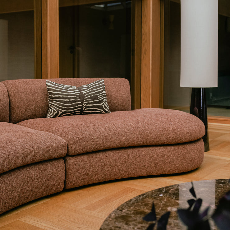 Buet sofa Coda fra New Works i rustfarget bouclétekstil fra OsloDeco i atriumstue renovert av AlexArk. Foto: OsloDeco