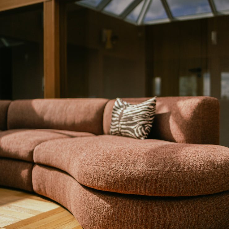 Buet sofa Coda fra New Works i rustfarget bouclétekstil fra OsloDeco i atriumstue renovert av AlexArk. Foto: OsloDeco