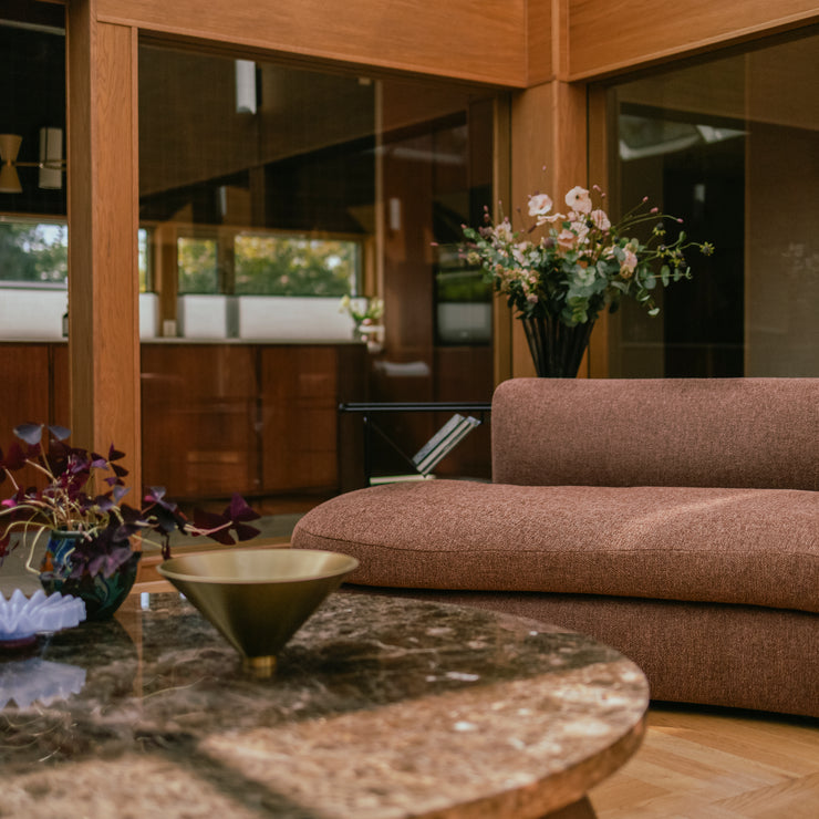 Buet sofa Coda fra New Works i rustfarget bouclétekstil fra OsloDeco i atriumstue renovert av AlexArk. Foto: OsloDeco